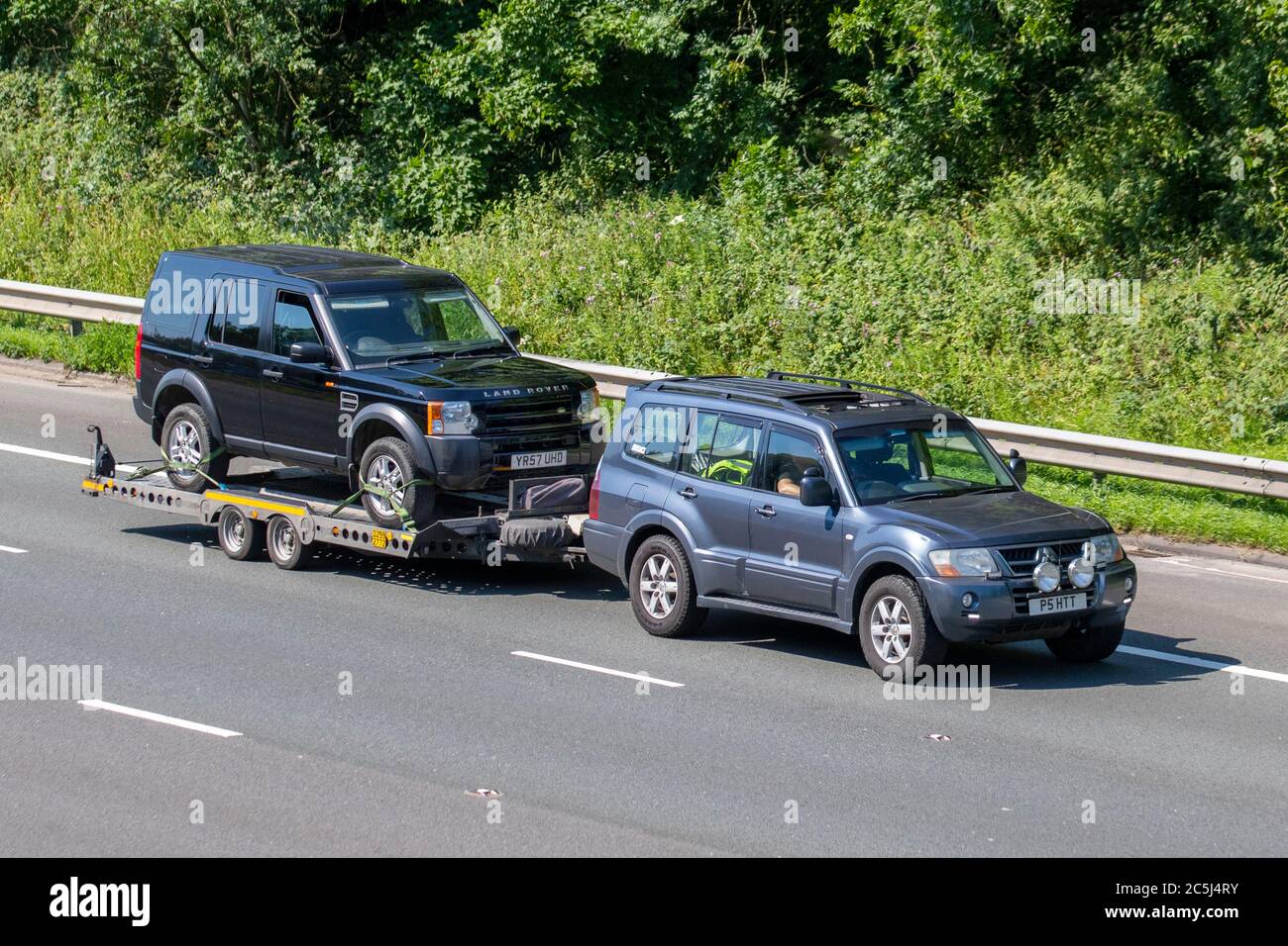 2006 blau grau Mitsubishi Shogun DI-D eleg-CE LWB A; Fahrzeuge mit fahrenden Fahrzeugen A 2007 Land Rover Discovery TDV6 GS A Fahrzeuge werden abgeschleppt. Abschleppen von Fahrzeugen auf britischen Straßen, SUV-Motoren, Anhänger auf dem Autobahnnetz der Autobahn M6. Stockfoto