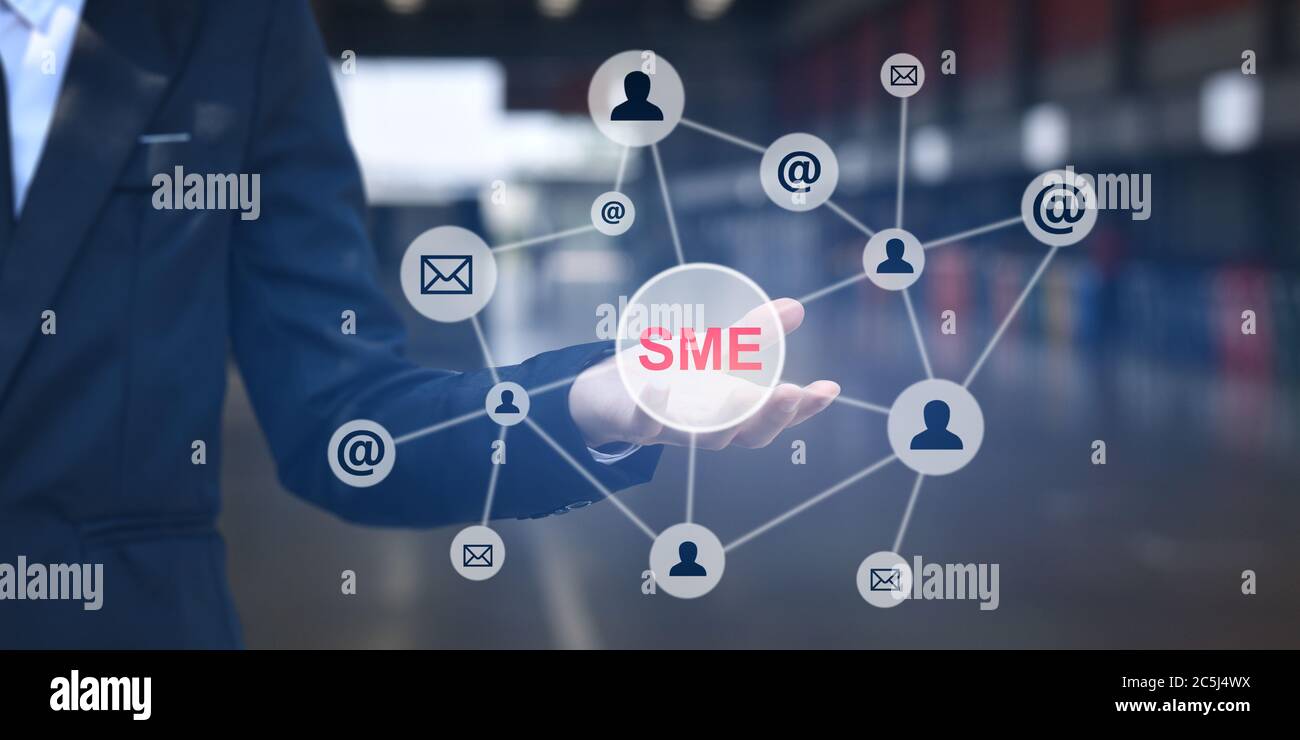 Geschäftsmann zeigt ausgestreckte Hand mit KMU-Symbol auf dem virtuellen Bildschirm. Idee für kleine und mittlere Unternehmen. Stockfoto