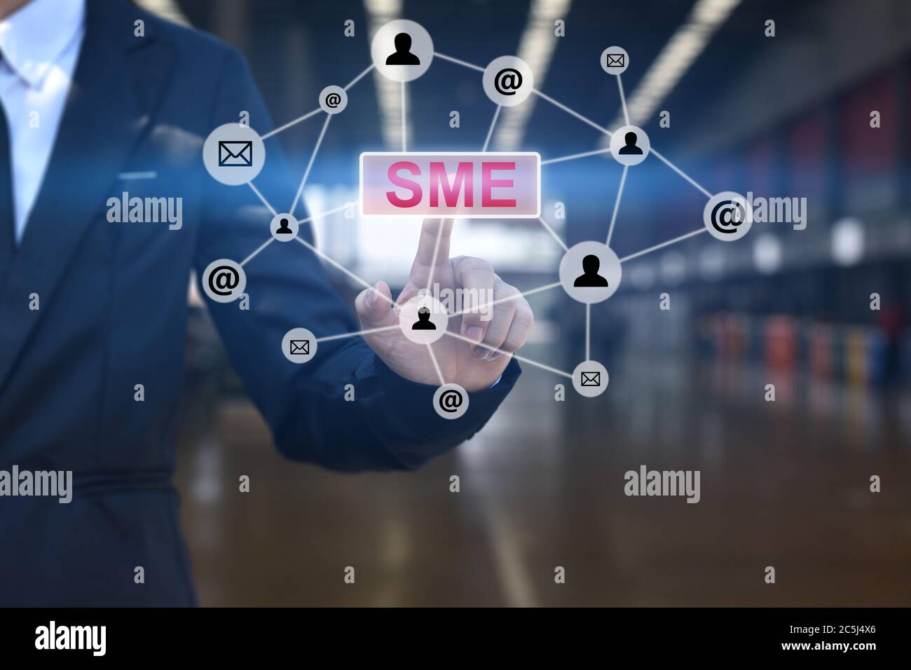 Geschäftsmann Hand drücken Taste SME Symbol. Konzept der kleinen und mittleren Unternehmen Unternehmen. Stockfoto
