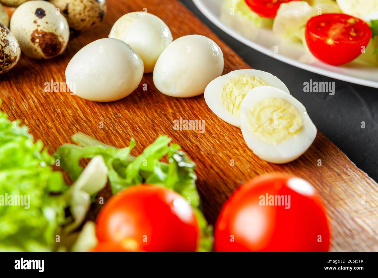 Wachteleier Salat Gemüse und Kirschtomaten in Salatzutaten geschnitten für Salat sind eine gesunde Ernährung für Vegetarier Stockfoto