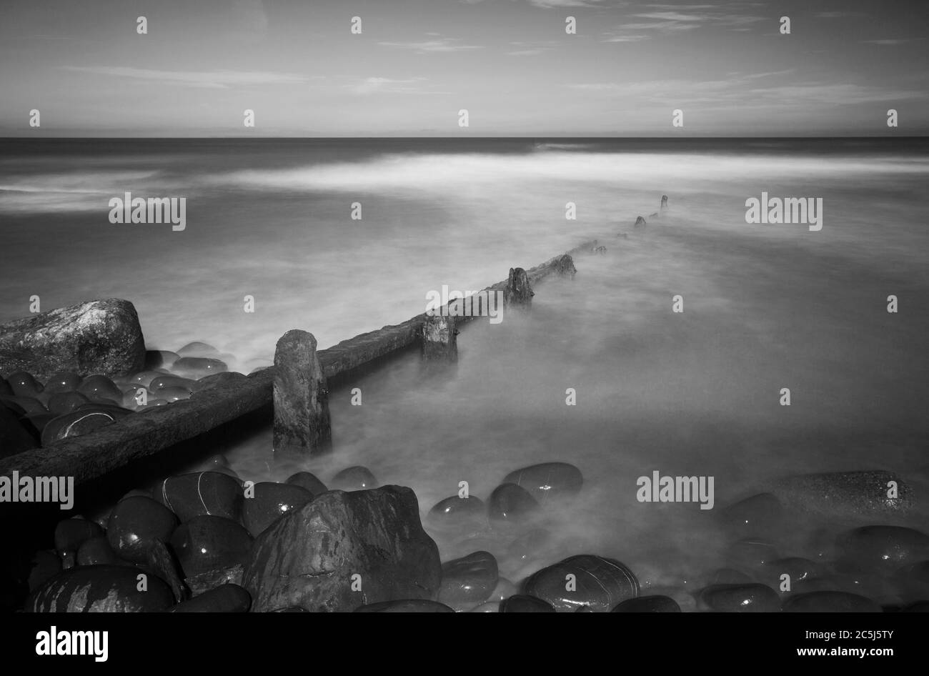 Groyne und Pebbles in Westward Ho! Strand, North Devon, Sommer, Langzeitbelichtung. Stockfoto