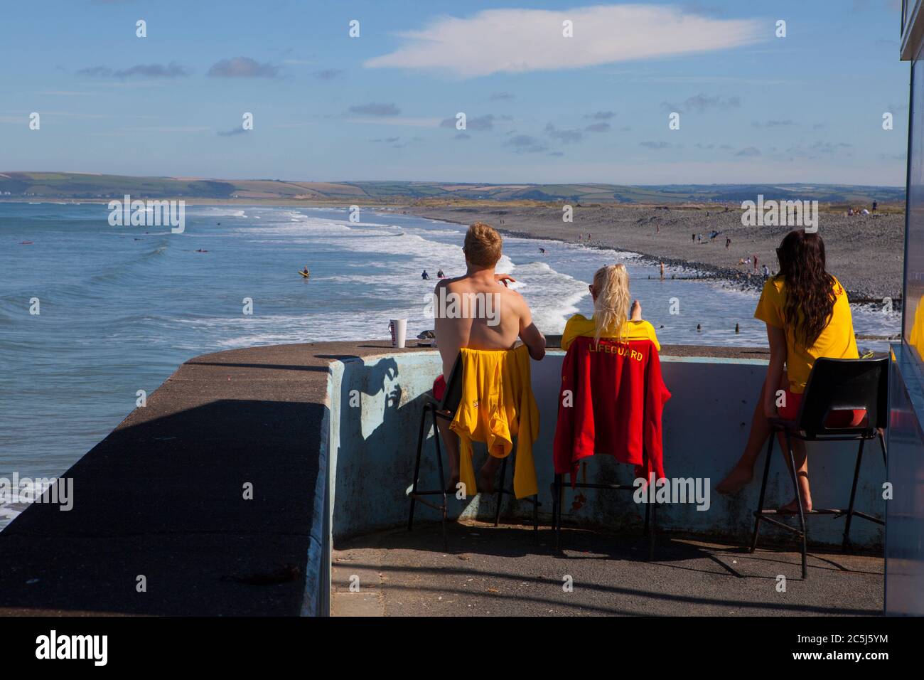 Drei Rettungsschwimmer im Dienst in Westward Ho! Strand, North Devon, England, August. Stockfoto