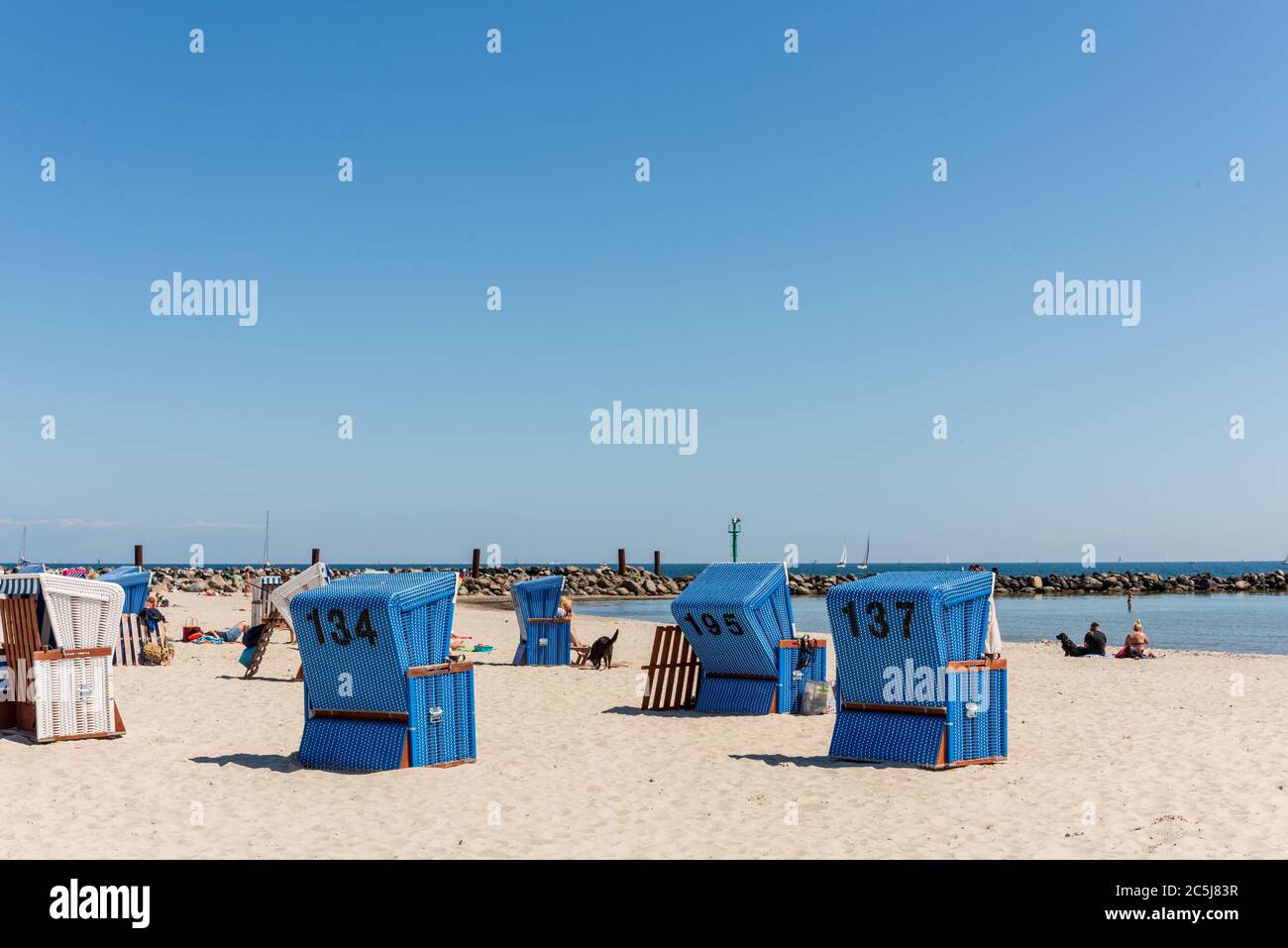 Strandleben mit Strandkörben im Ostseebad feucht an der Schleswig-Holsteinischen Küste Stockfoto