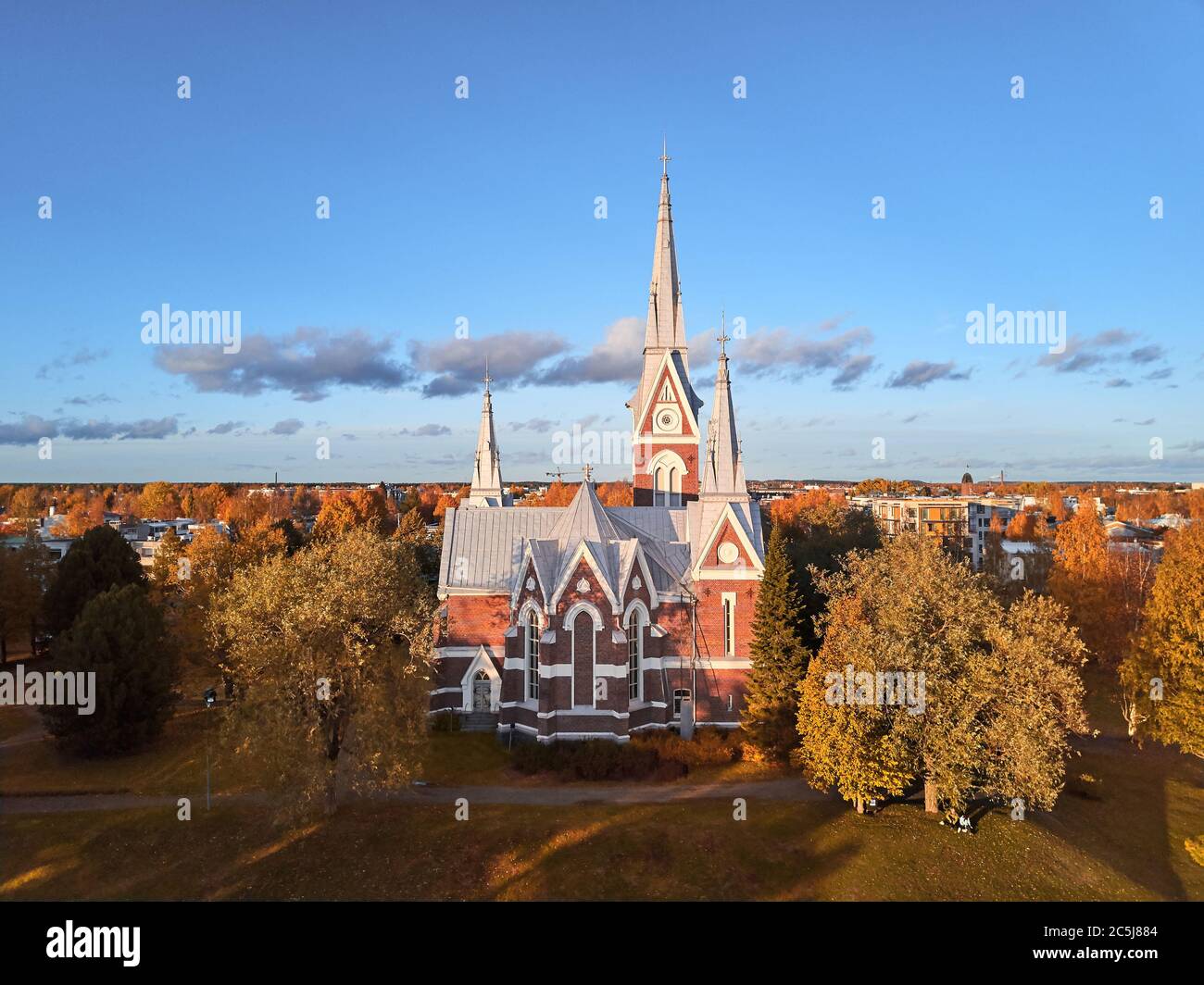 Luftaufnahme der Joensuu Kirche, Finnland. Blick auf eine Kirche in der schönen finnischen Herbststadt Stockfoto