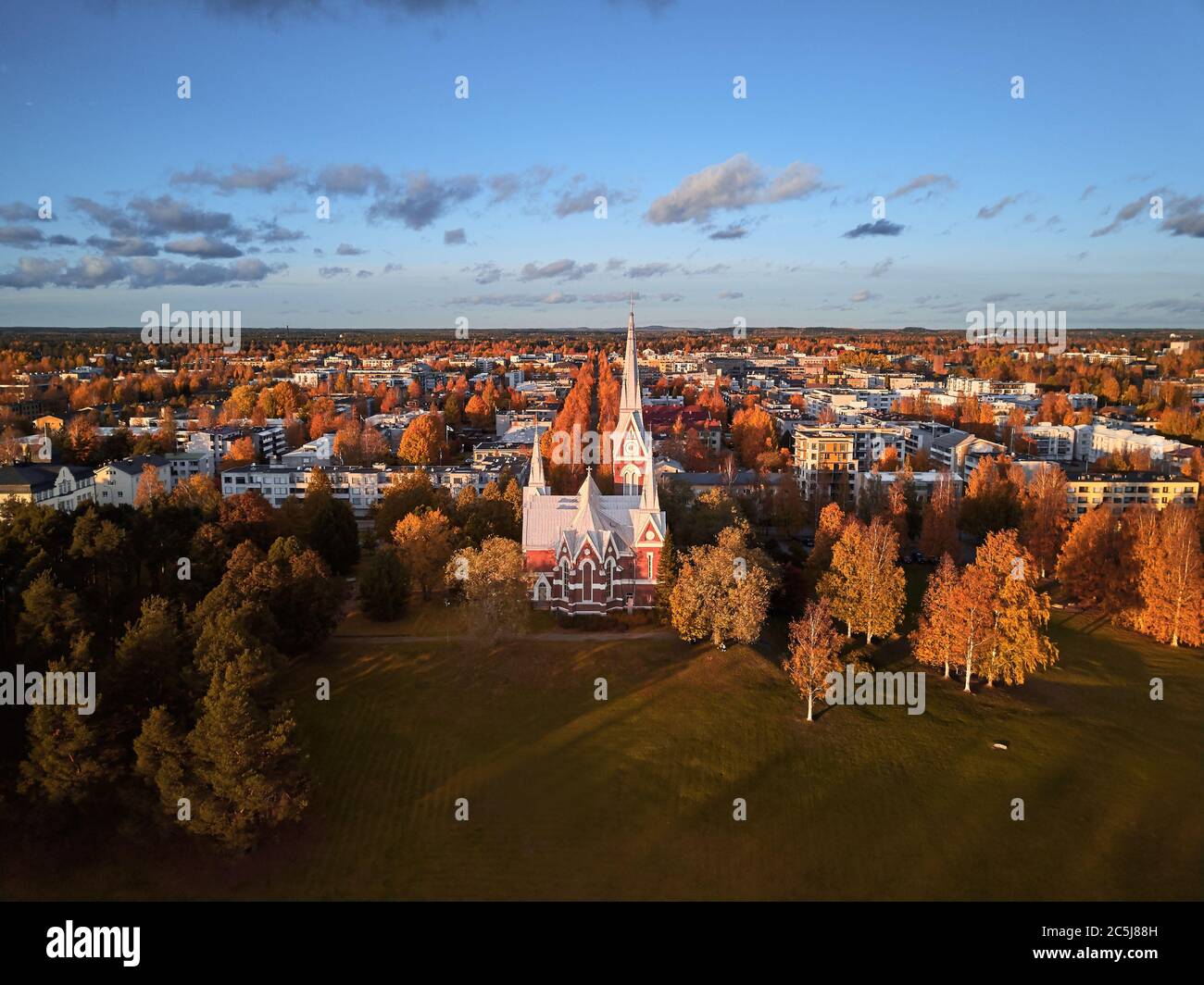 Luftaufnahme der Joensuu Kirche, Finnland. Blick auf eine Kirche in der schönen finnischen Herbststadt Stockfoto