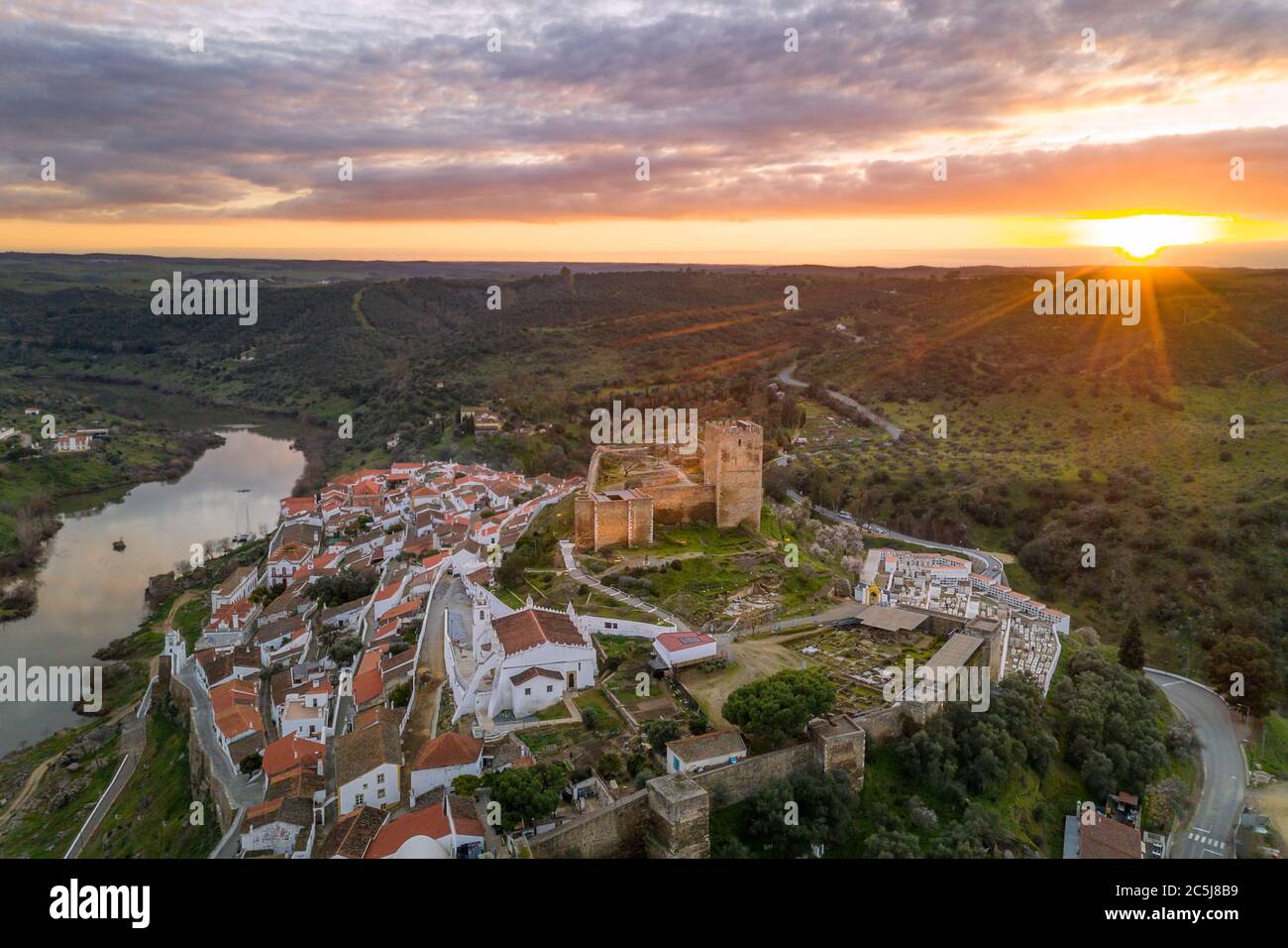 Luftaufnahme von Mertola in Alentejo, Portugal bei Sonnenuntergang Stockfoto