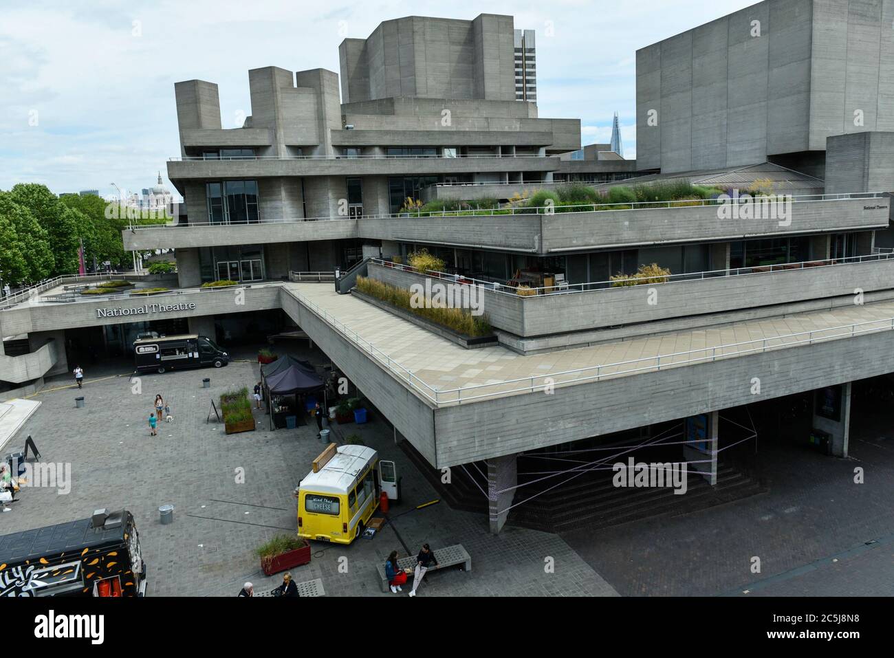 London, Großbritannien. Juli 2020. Im Rahmen der Initiative #MissingLiveTheater, einem Projekt von Theaterdesignern der Szene-Veränderung, das die Live-Theaterindustrie durch Covid-19 unterstützt und die Theater dabei unterstützt, Shows wieder in Produktion zu bringen, wurde im National Theatre on the South Bank ein rosa Band umwickelt. Bisher haben sich 50 Kinos in ganz Großbritannien der Initiative angeschlossen. Die Kinos sind weiterhin geschlossen, obwohl die britische Regierung bestimmte Beschränkungen für die Sperrung durch Coronavirus-Pandemieviren gelockert hat, die anderen Unternehmen die Wiedereröffnung ermöglichen. Kredit: Stephen Chung / Alamy Live Nachrichten Stockfoto