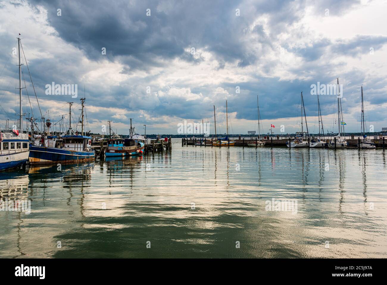 Der Hafen von Heikendorf-Möltenort an der Kieler Förde mit dramatischen Wolken Stockfoto