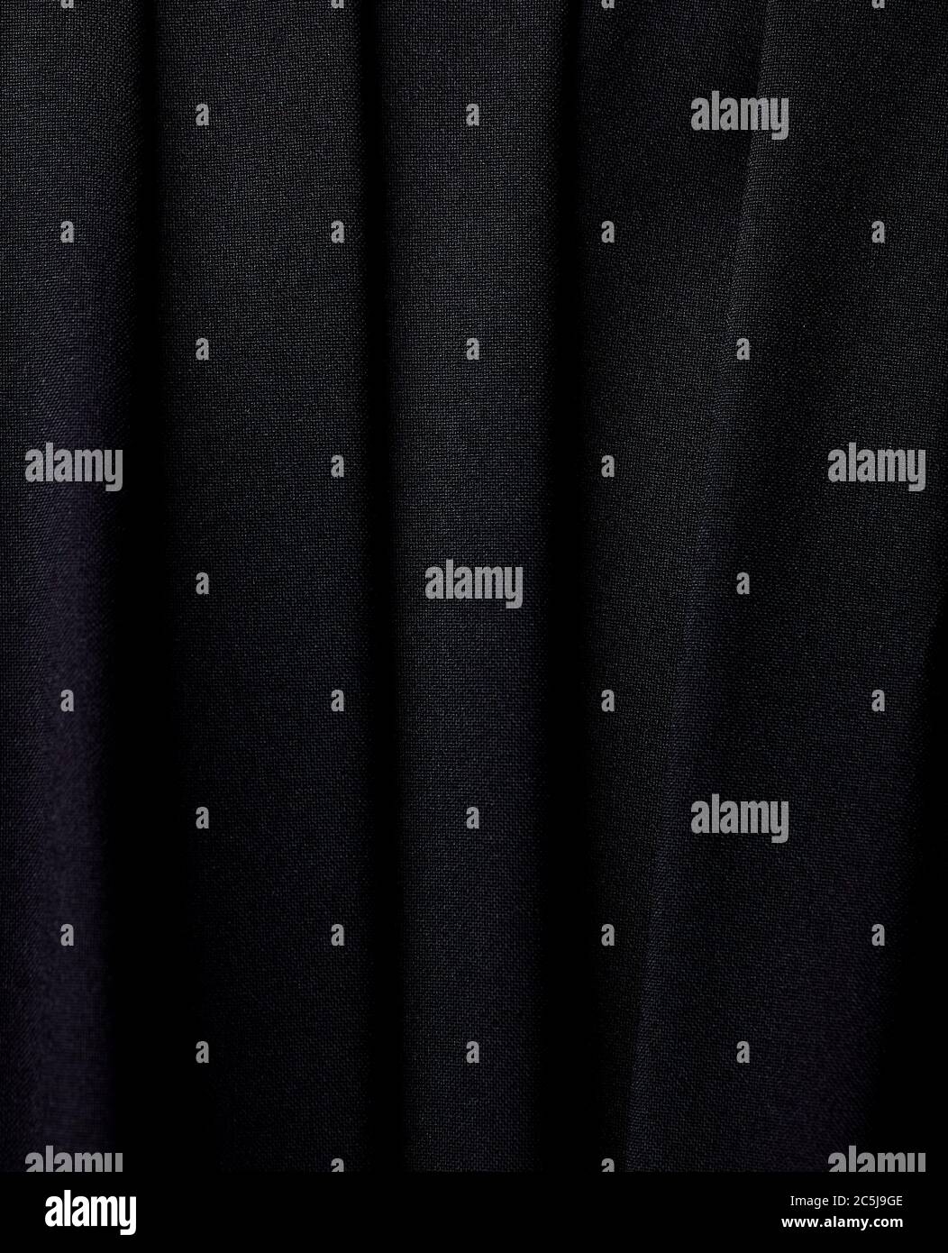 Nahaufnahme von dunklen Faltenrock. Stockfoto