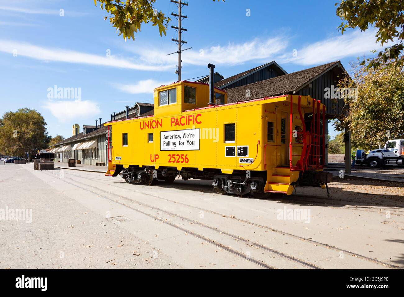 Gelber Union Pacific-Kabinenwagen im Sacramento State Railroad Museum. Kalifornien, Vereinigte Staaten von Amerika. Stockfoto