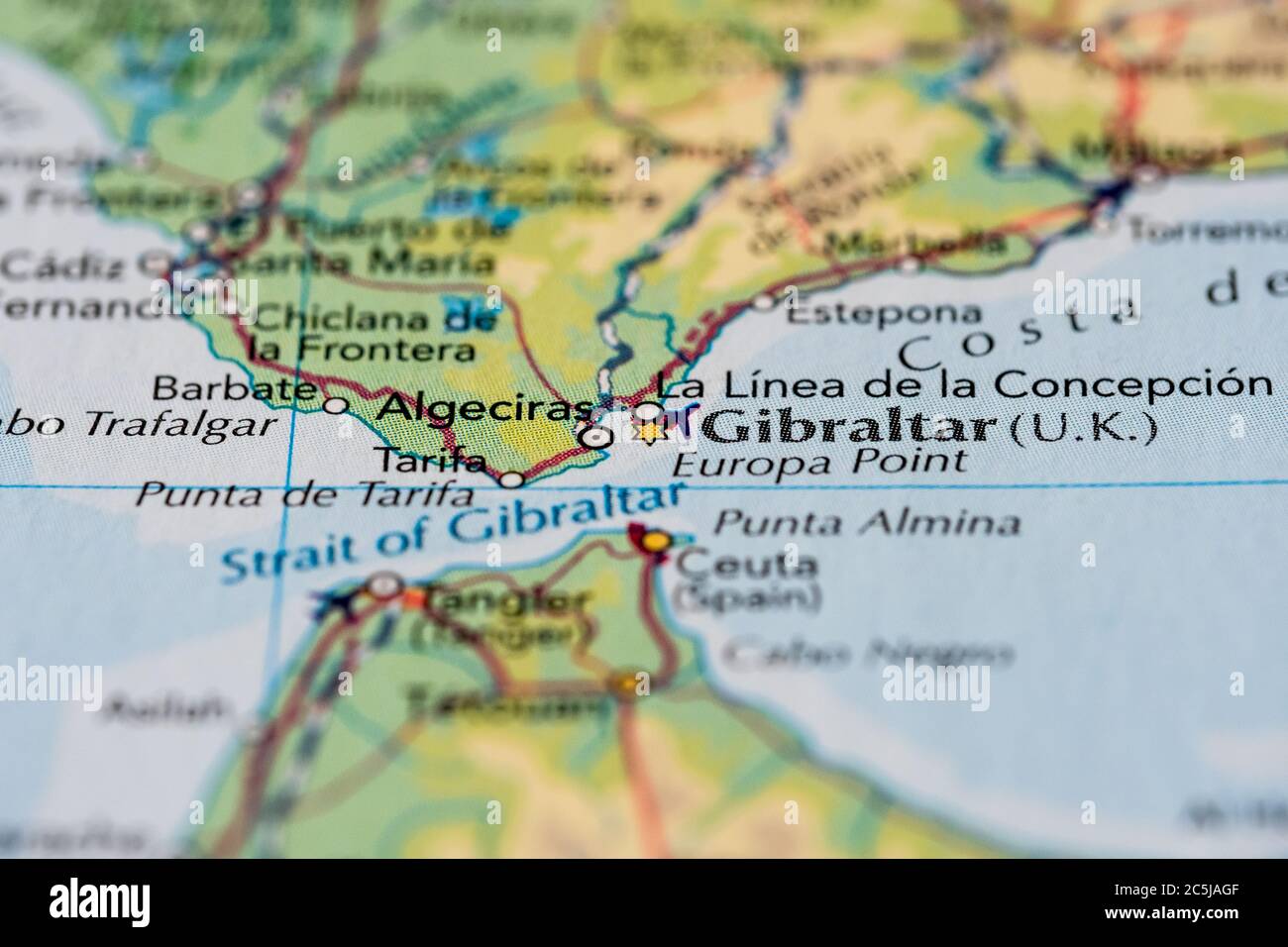 Flacher Fokus der britischen Dependancy von Gibraltar auf einem typischen Atlas gesehen. Stockfoto