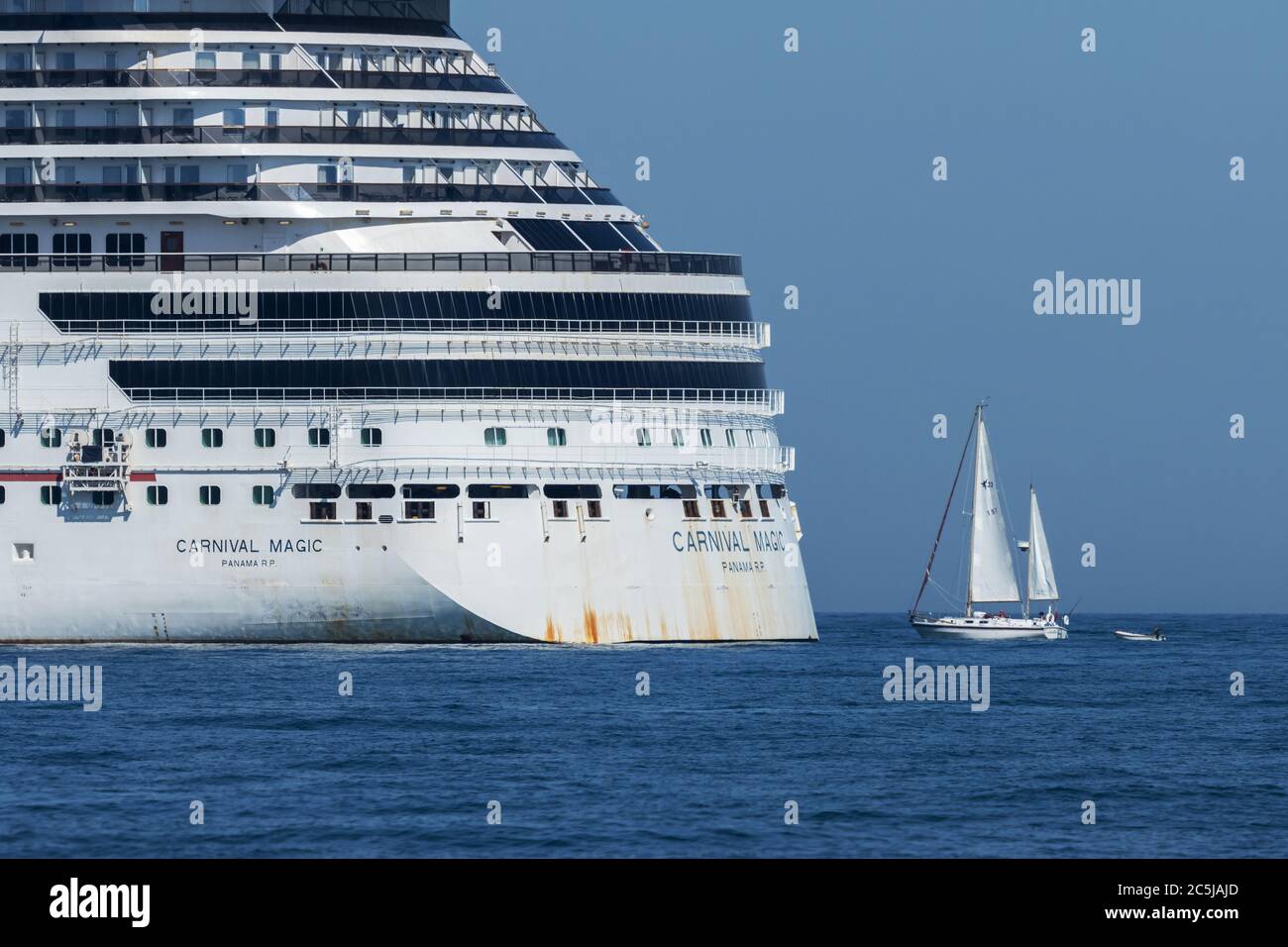 Leerschiff Magic Carnival Kreuzschiff Anker von Brixham während der Covid Pandemie Stockfoto