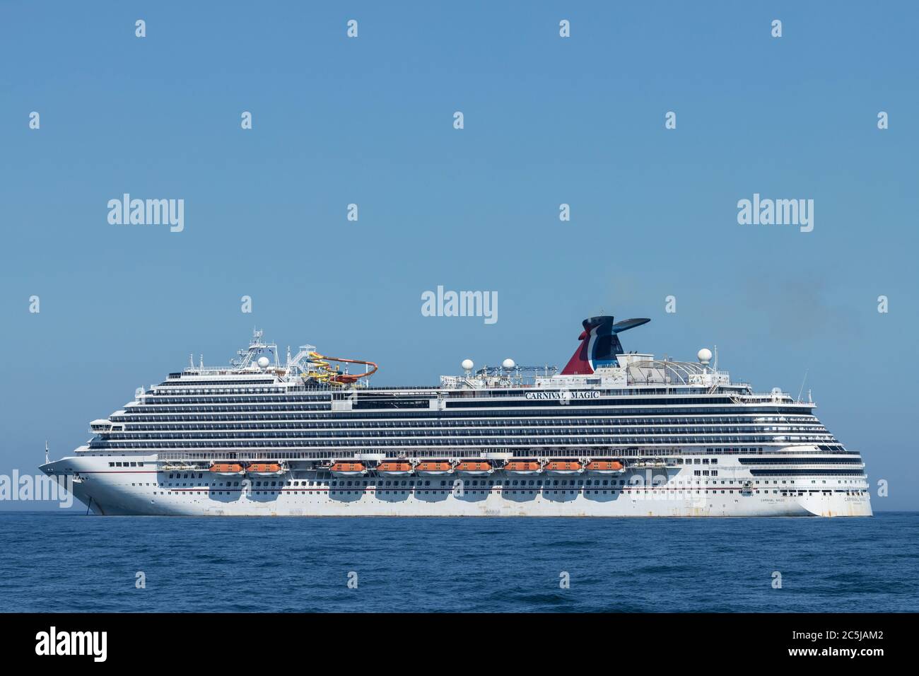 Leerschiff Magic Carnival Kreuzschiff Anker von Brixham während der Covid Pandemie Stockfoto