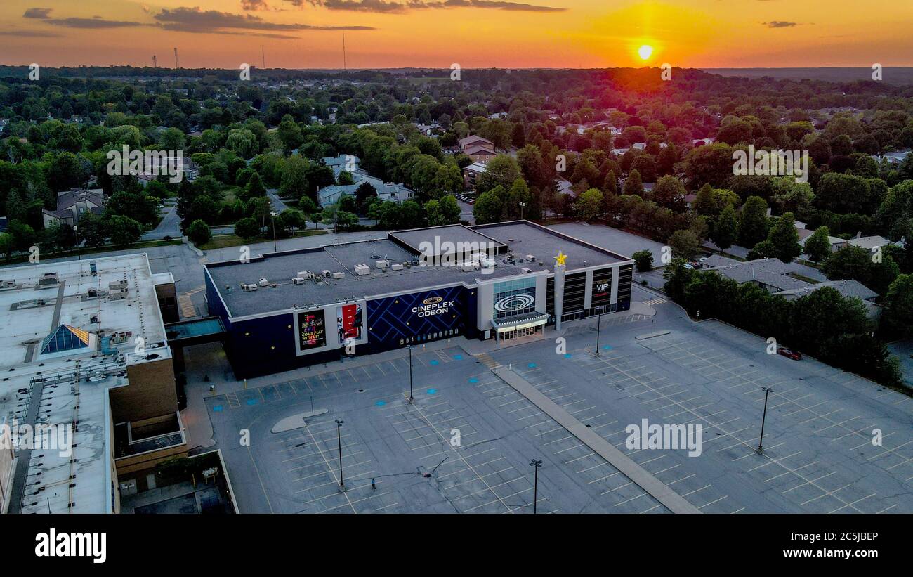 Cineplex Odeon Westmount Cinemas und VIP Aerial Sunset - London Ontario Kanada während der Coronavirus-Pandemie geschlossen. Stockfoto