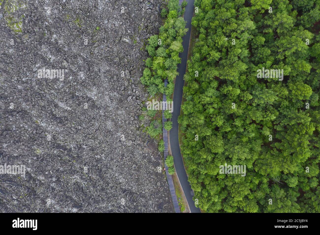 Wudaljanchi. Juli 2020. Luftaufnahme vom 3. Juli 2020 zeigt die Landschaft von Wudaljanchi szenischen Ort in Heihe, nordöstlich Chinas Heilongjiang Provinz. Wudaljanchi, oder fünf Lavastauden Seen, besitzt unbeschädigte typische Vulkangeologie und Geomorphologie und wird von Geologen als "Natural Volcano Musuem" angesehen. Quelle: Xie Jianfei/Xinhua/Alamy Live News Stockfoto