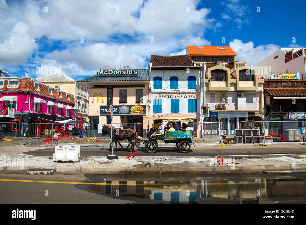 martinique, farbenfrohe Gebäude am Hafen von Martinique, Fort-de-France, Blick auf die Stadt vom Hafen, martinique Straße Stockfoto
