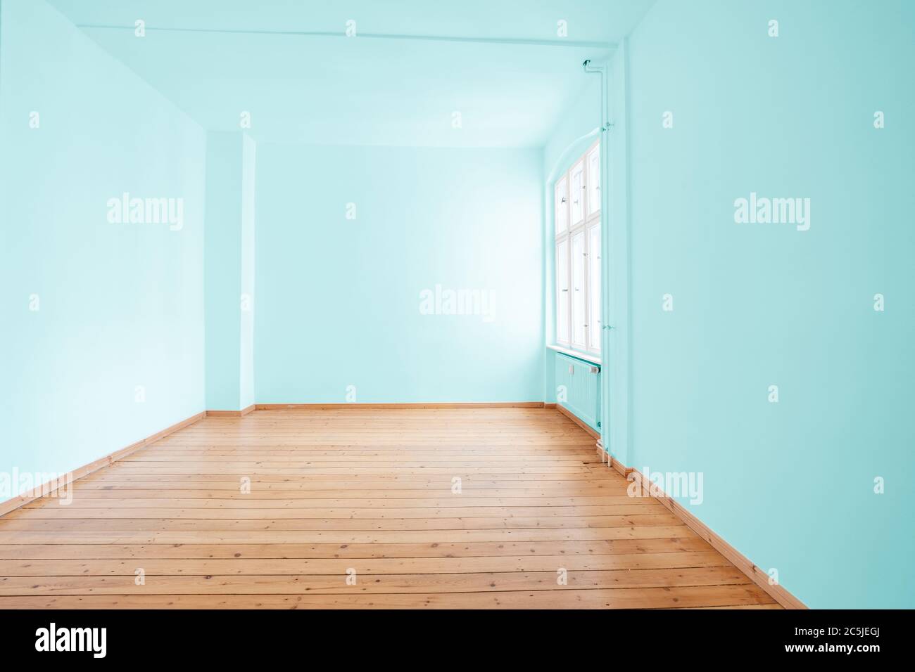 Leeres Zimmer in Wohnung mit grün bemalten Wänden Stockfoto