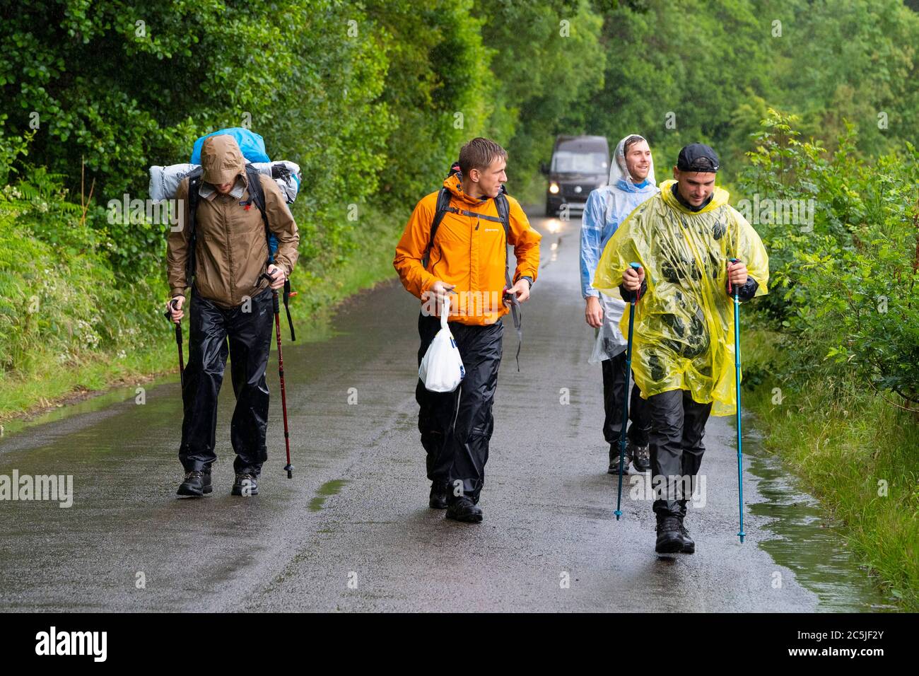 Rowerdennan, Schottland, Großbritannien. Juli 2020. Wanderer trotzen starkem Regen und wandern entlang des West Highland Way neben Loch Lomond in Rowardennan, Stirling. First Minister Nicola Sturgeon erlaubt Reisen von mehr als 5 Meilen von heute und die Menschen nutzen zu reisen. Iain Masterton/Alamy Live News Stockfoto