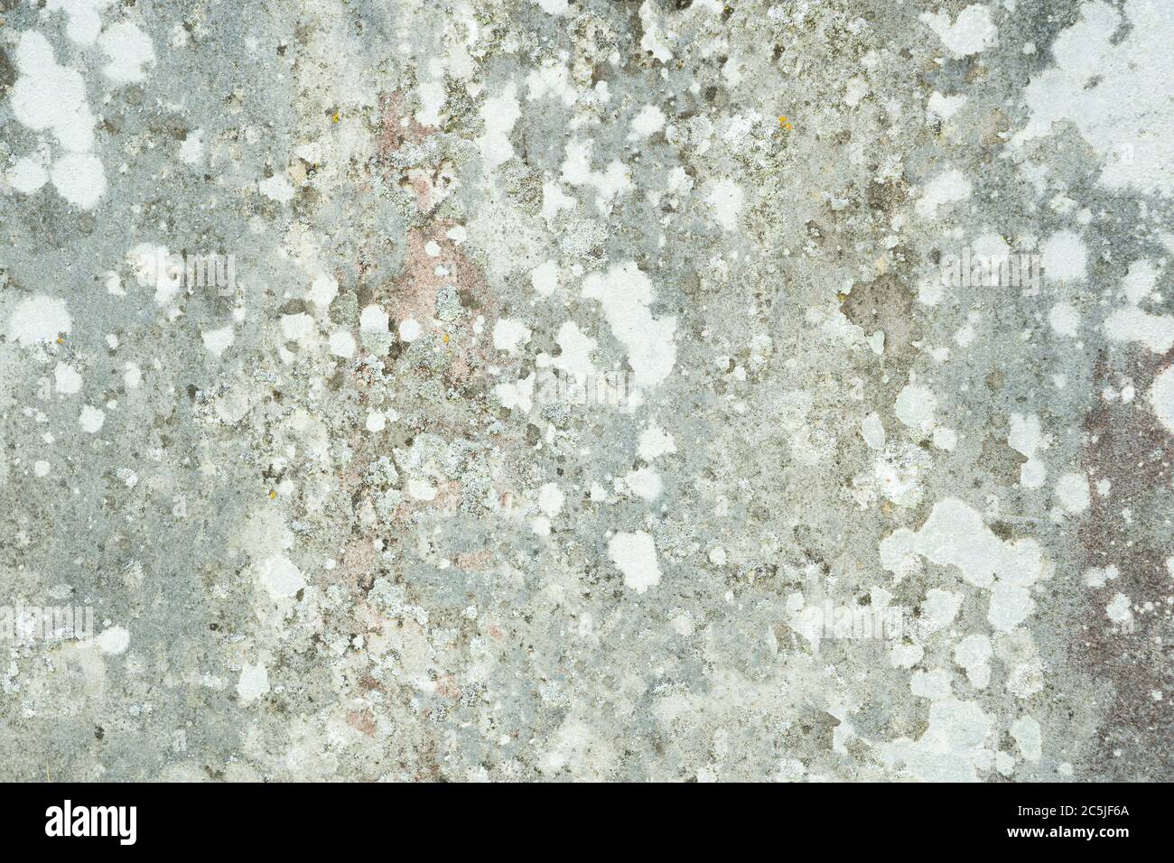 Natürliches Muster und Textur auf einer alten Steinplatte gebildet. Hintergrundstruktur. Stockfoto