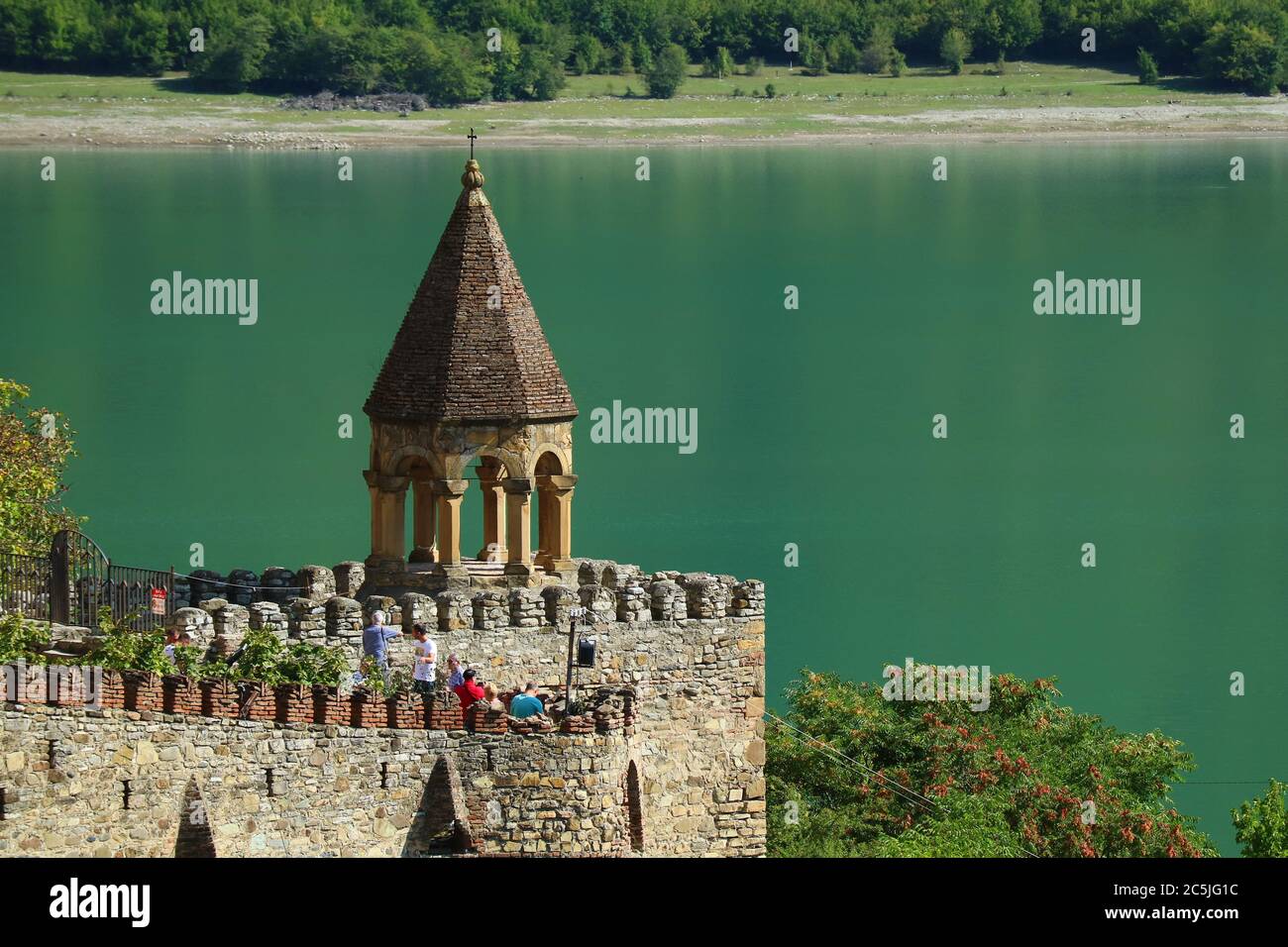 Fantastische Aussicht auf Ananuri mittelalterliche Burg Komplex gegen das Emeral Green Water von Jinvali Reservoir, Georgia Stockfoto