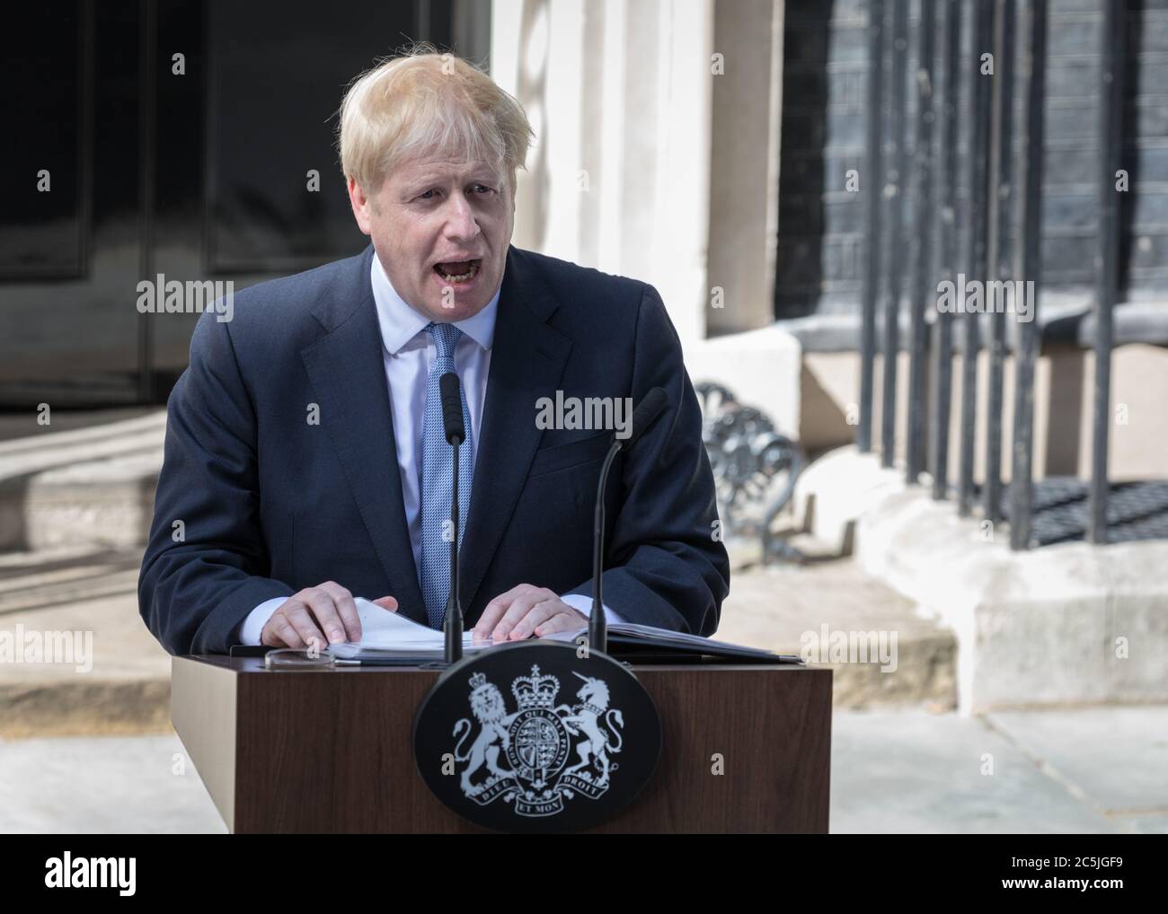 Premierminister Boris Johnson hält seine erste Rede als Premierminister vor der Downing Street Nr. 10, Westminster, London, Großbritannien Stockfoto