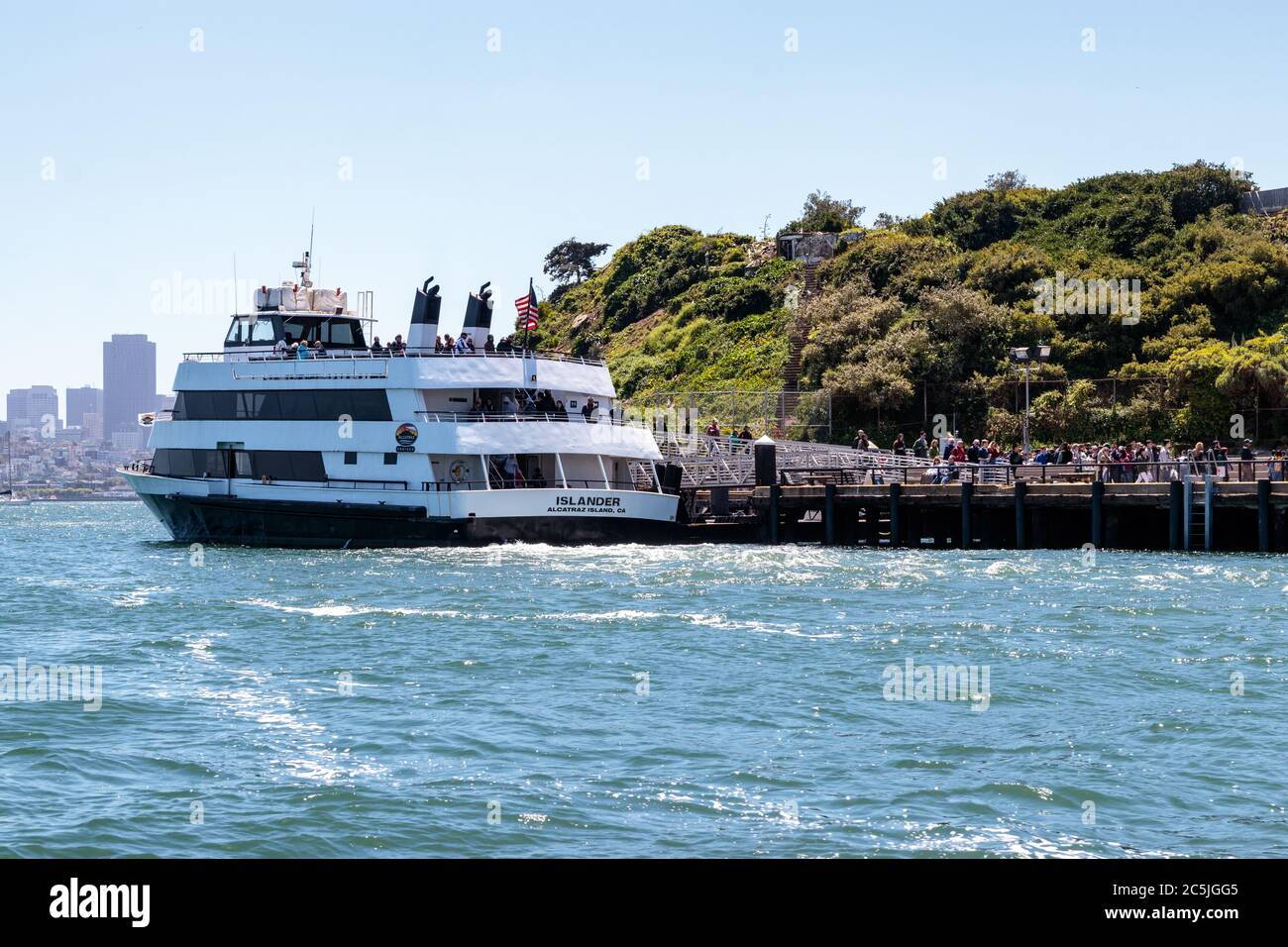 Blick auf Islander, von der Alcatraz Cruise Line, mit dem Passagiere geladen werden Stockfoto
