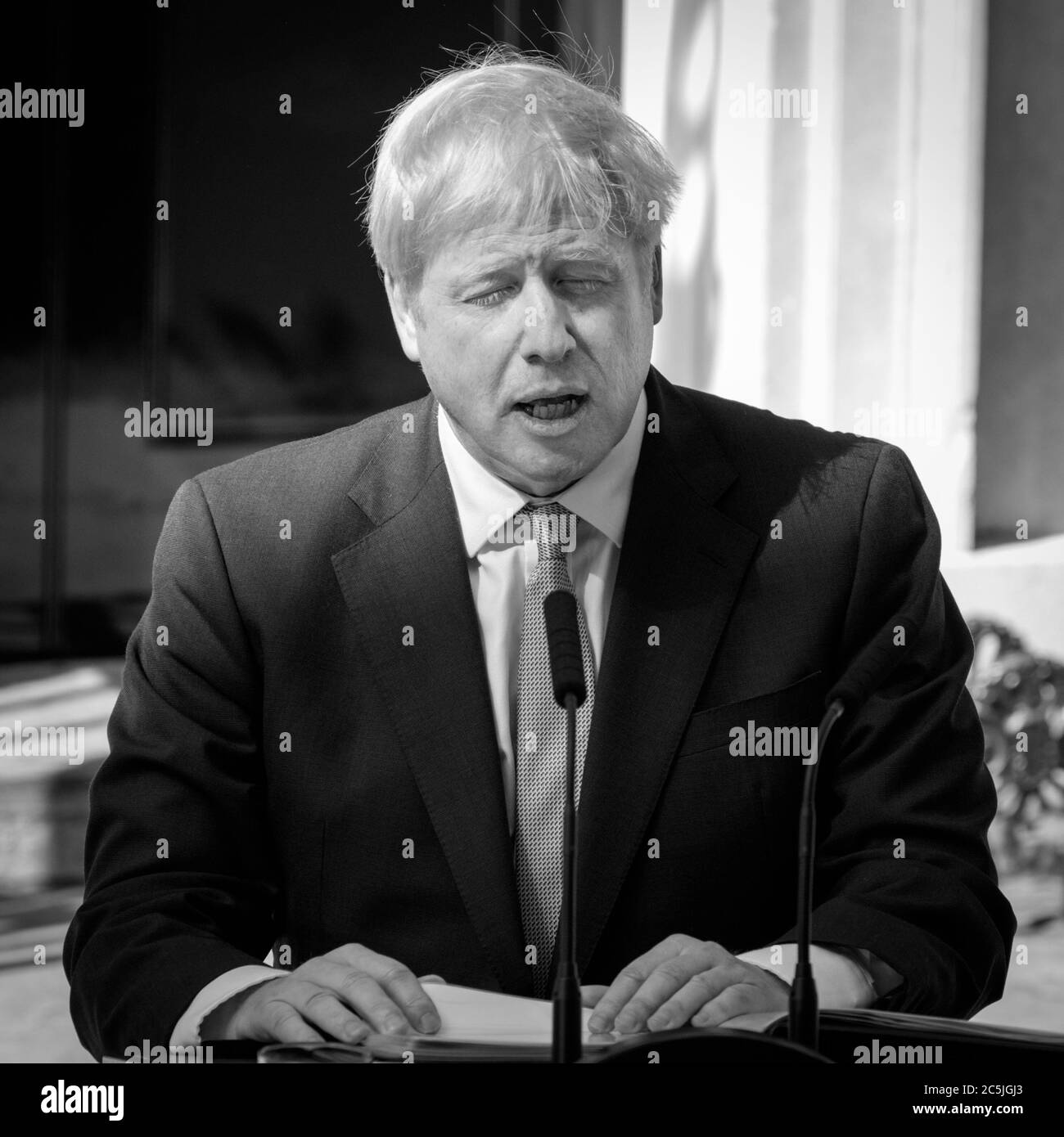 Der britische Premierminister Boris Johnson hält seine erste Rede als Premierminister vor der Downing Street Nr. 10, Westminster, London, Großbritannien, monochrom Stockfoto