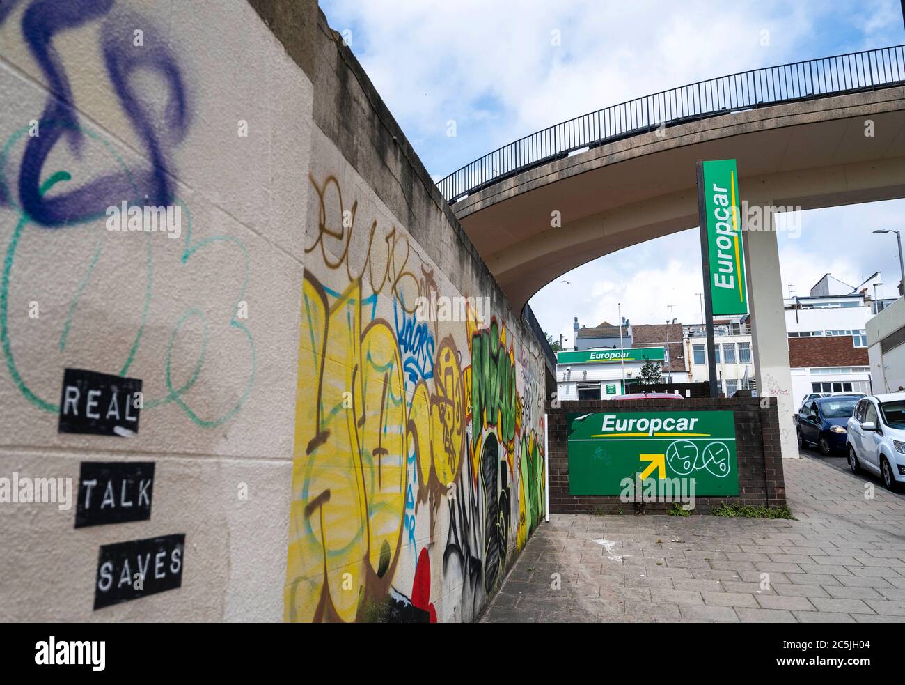 Die Europcar Autovermietung in Brighton im Bereich der Graffiti an Wänden Stockfoto