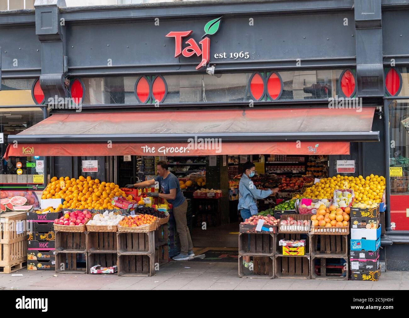 Das berühmte Taj Lebensmittelgeschäft ethnischen und asiatischen Lebensmittel in Western Road Brighton UK Foto von Simon Dack aufgenommen Stockfoto