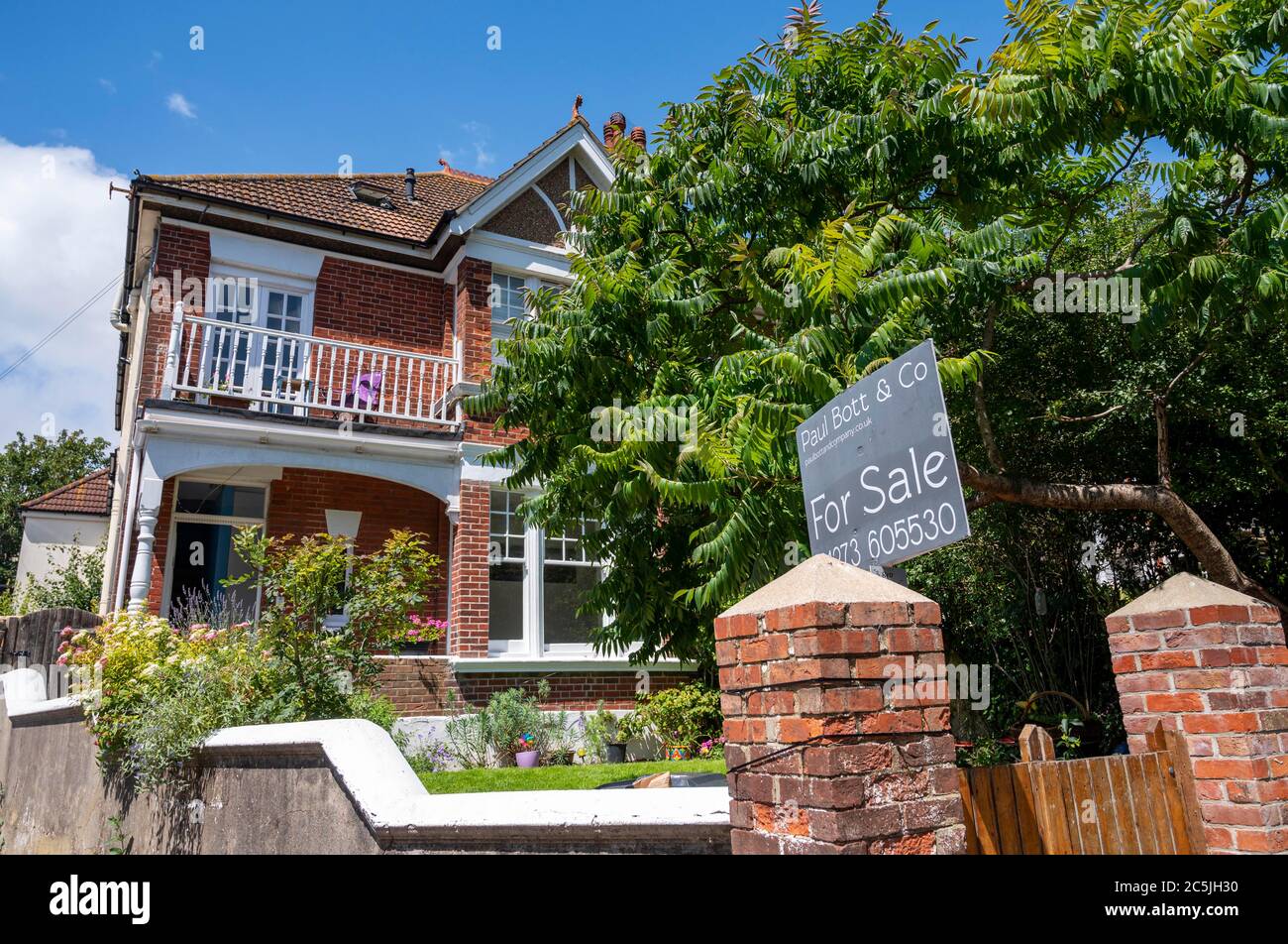 Haus zum Verkauf in Queens Park Gegend von Brighton mit Paul Bott Immobilienmakler Board außerhalb Großbritanniens Stockfoto