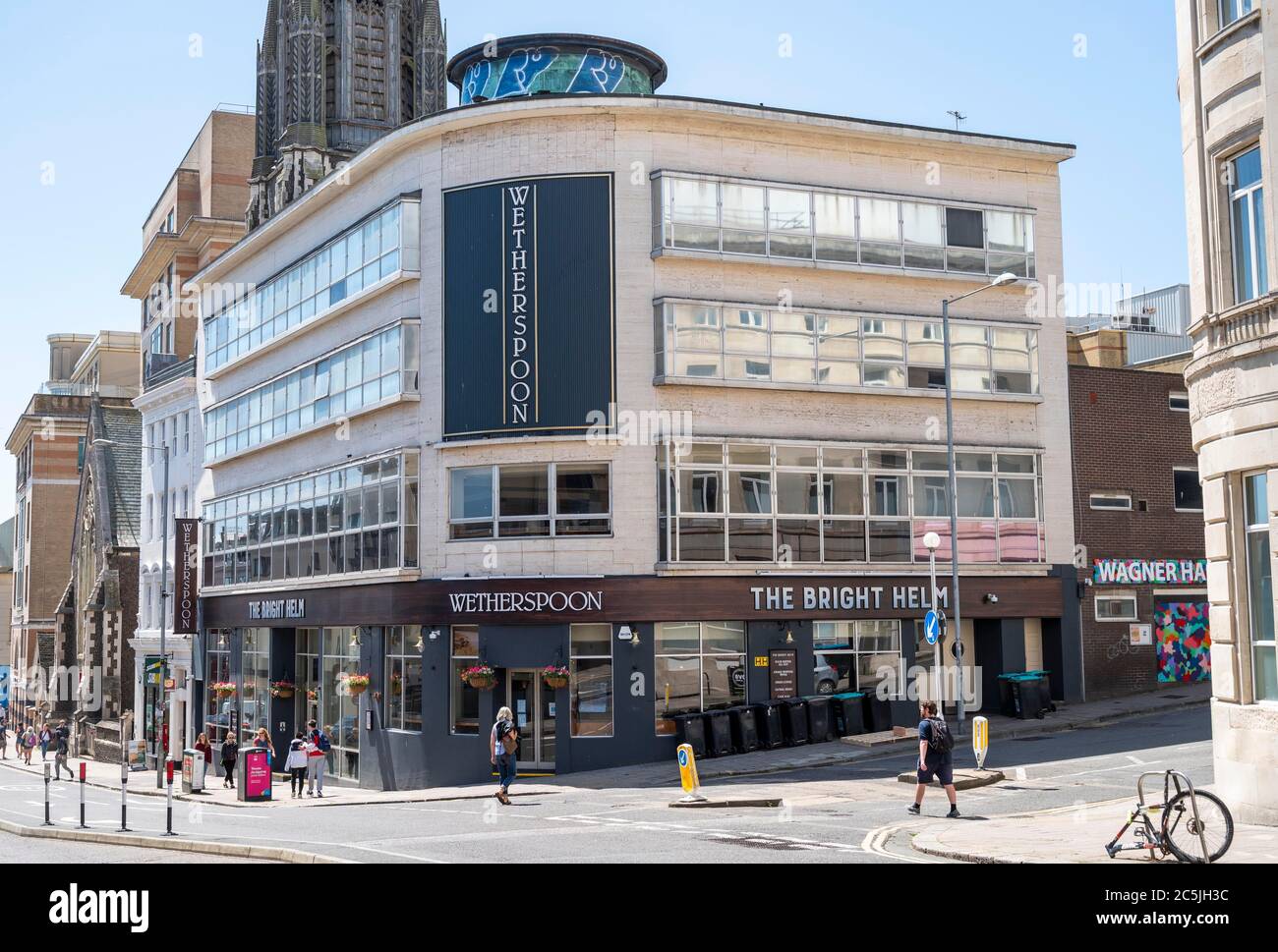 Das Bright Helm Wetherspoon Pub und Bar in der West Street Brighton UK Stockfoto