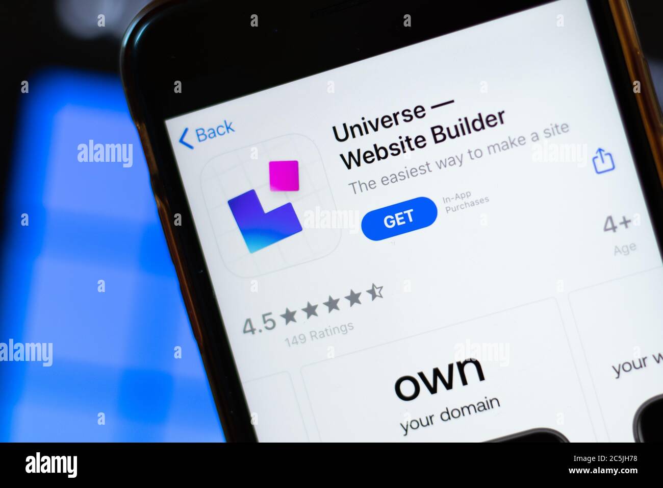 Moskau, Russland - 1. Juni 2020: Universe Website Builder Mobile App Logo auf dem Telefonbildschirm, Nahaufnahme-Symbol, illustrative Editorial Stockfoto