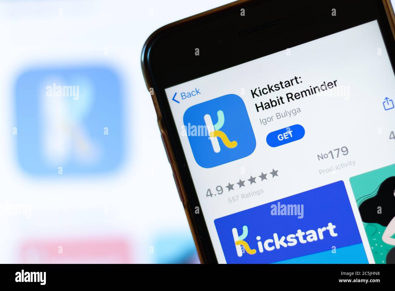 Moskau, Russland - 1. Juni 2020: Kickstart Habit Reminder Mobile App Logo auf dem Handy-Bildschirm, Nahaufnahme-Symbol, illustrative Editorial Stockfoto