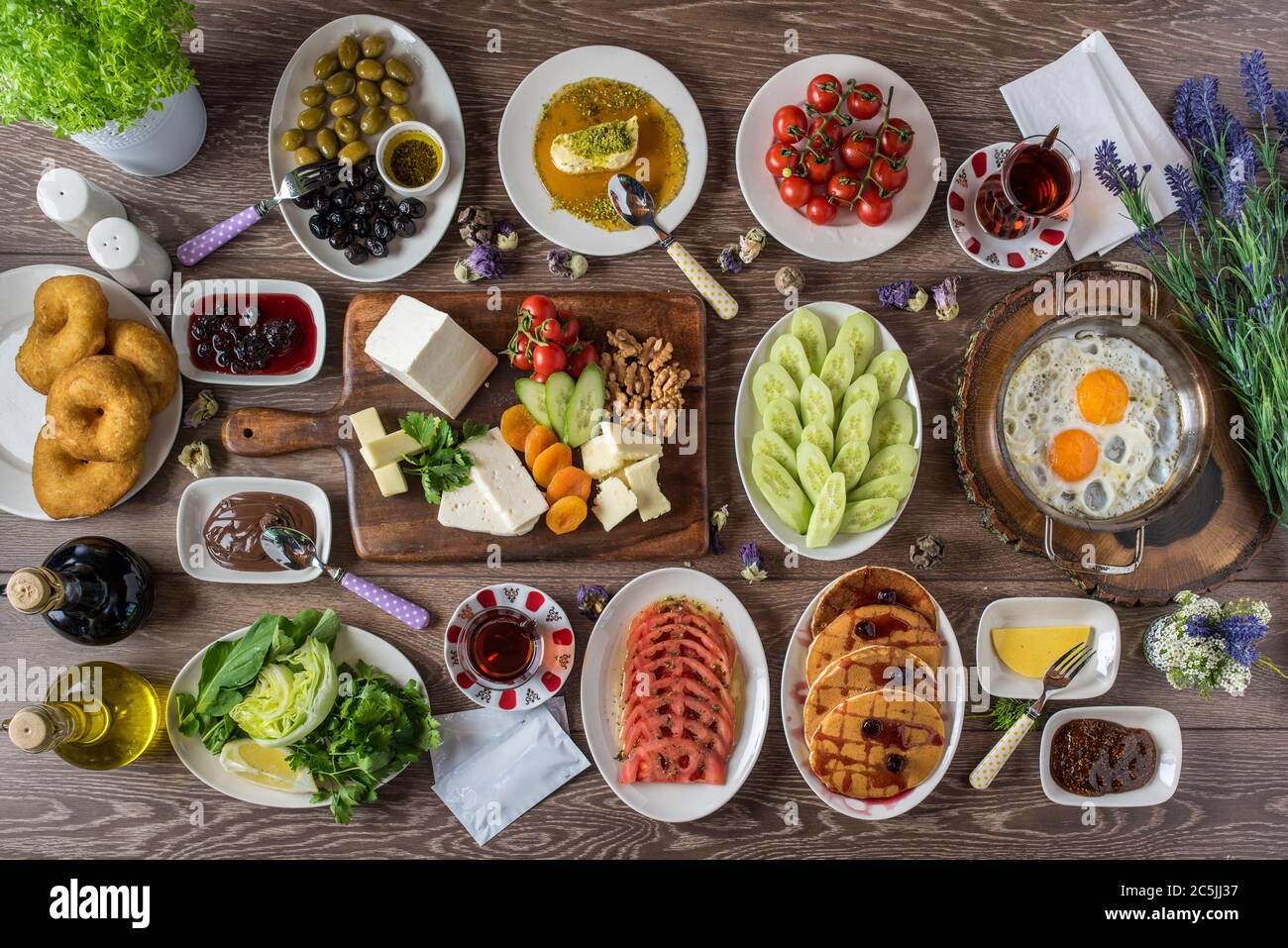 Traditionelles türkisches Frühstück serviert mit traditionellen türkischen Tee auf hölzernen Tisch Stockfoto