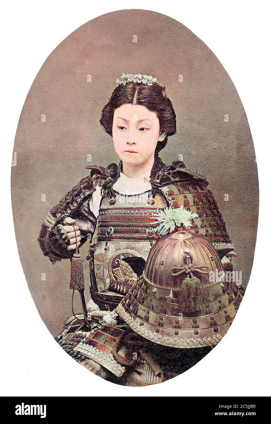 Japan: Porträt einer japanischen Schauspielerin, gekleidet als onna bugeisha oder Kriegerin, Mitglied der Samurai-Klasse, c. 1870. Stockfoto