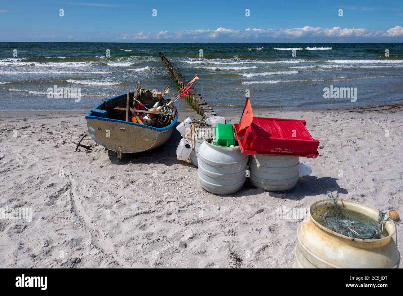 Hiddensee, Deutschland. Juni 2020. Ein kleines Fischerboot liegt am Strand von Hiddensee. Quelle: Stephan Schulz/dpa-Zentralbild/ZB/dpa/Alamy Live News Stockfoto