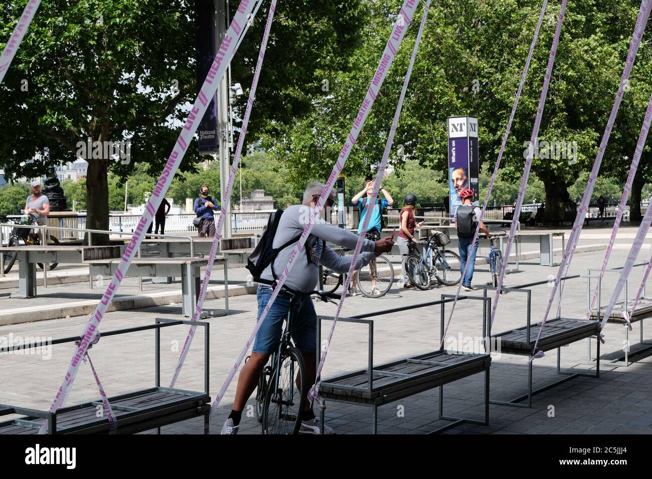 National Theatre, Southbank, London, Großbritannien. Juli 2020. Coronavirus: Das Nationaltheater ist in rosa Klebeband gehüllt, 'Missing Live Theatre' Teil einer Kampagne zur Unterstützung von Live-Theater. Kredit: Matthew Chattle/Alamy Live Nachrichten Stockfoto