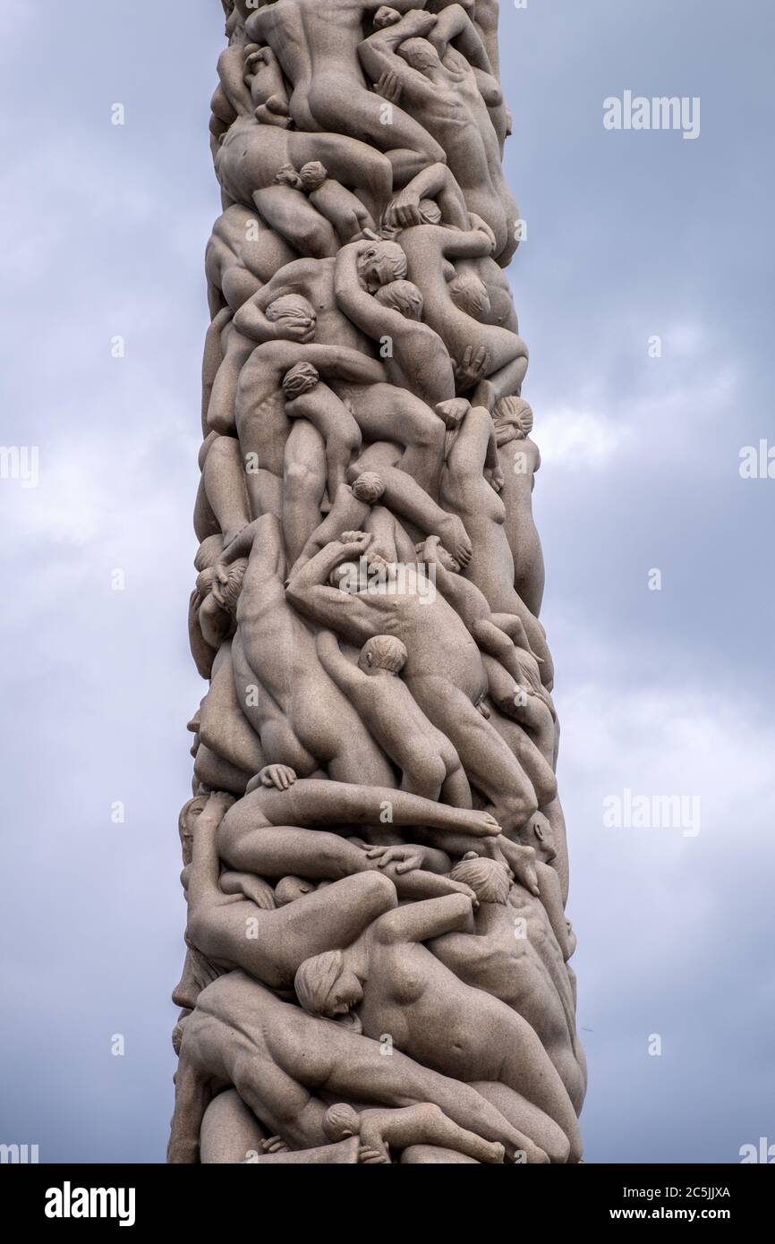 Oslo, Ostlandet / Norwegen - 2019/08/30: Die Monolith monumentale Skulptur, Monolitten, im Vigeland Park Open Air Kunstausstellung - Vigelandsparken Stockfoto