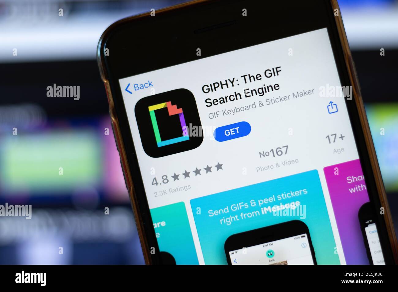 Moskau, Russland - 1. Juni 2020: GIPHY GIF Search Engine Mobile App Logo auf dem Handy-Bildschirm, close-up-Symbol, illustrative Editorial Stockfoto