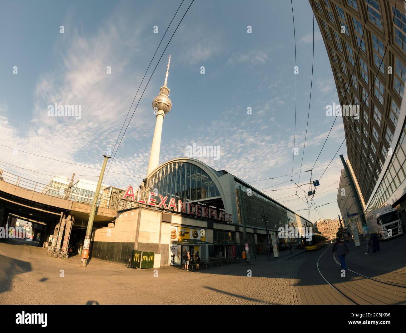 Berlin, Deutschland - 17. Juni 2020 - Blick auf den Alexanderplatz-Bahnhof mit dem berühmten Berliner Fernsehturm im Hintergrund Stockfoto