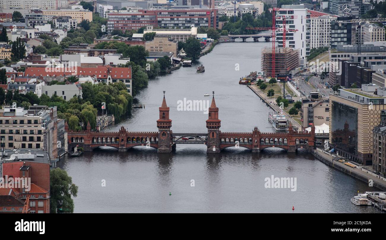 Berlin, Deutschland. Juli 2020. Die Oberbaumbrücke ist vom Dach des Treptowers aus als eine der markantesten Bauten zu sehen. Quelle: Paul Zinken/dpa/ZB/dpa/Alamy Live News Stockfoto