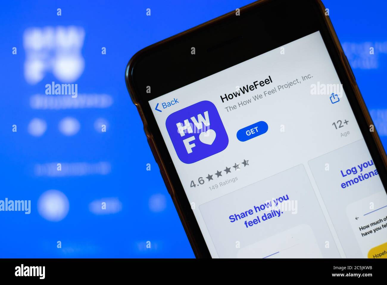 Moskau, Russland - 1. Juni 2020: HowWeFeel Mobile App Logo auf dem Telefonbildschirm, Nahaufnahme-Symbol, illustrative Editorial Stockfoto