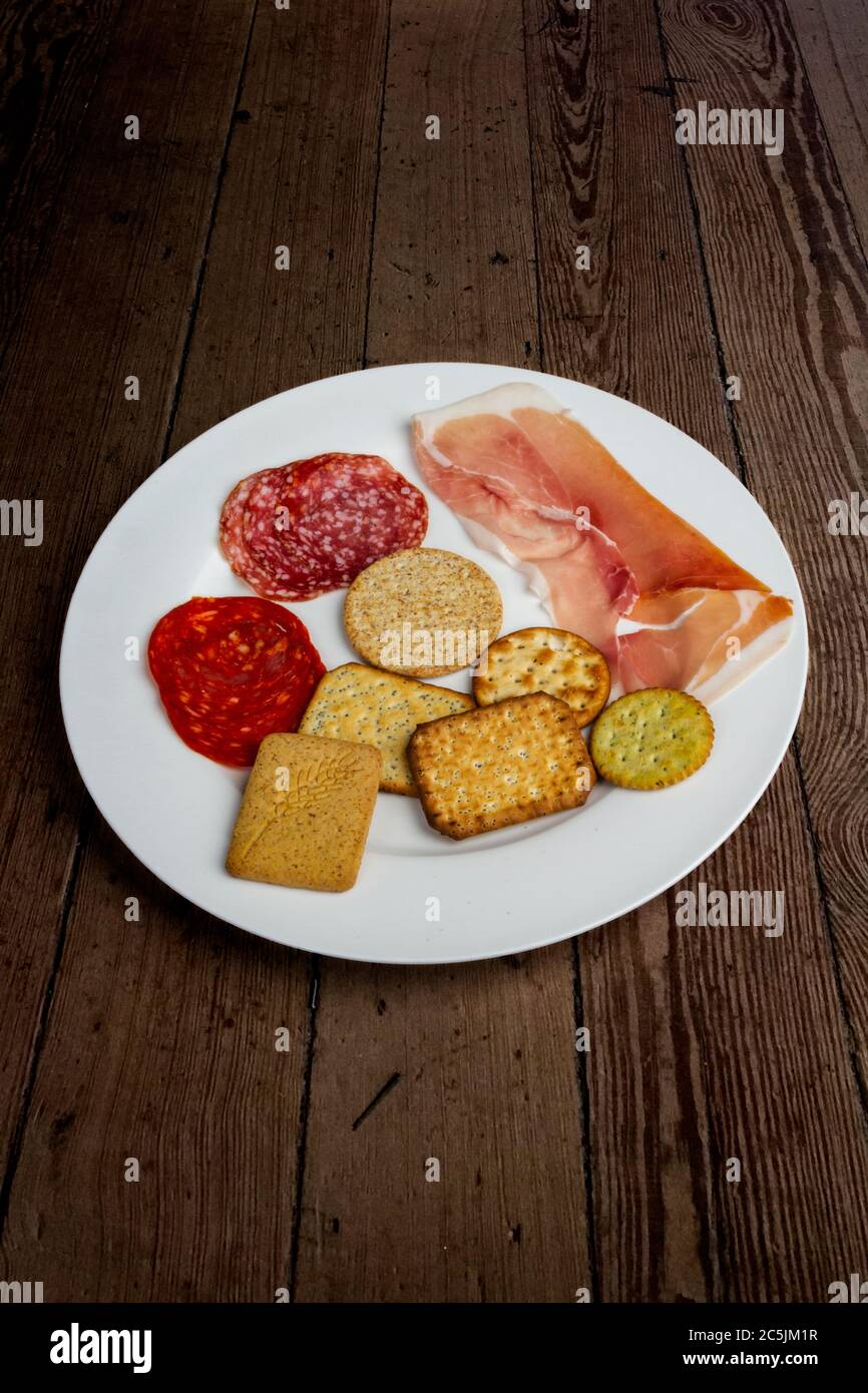 Teller mit Fleisch und gesalzenen Keksen Stockfoto