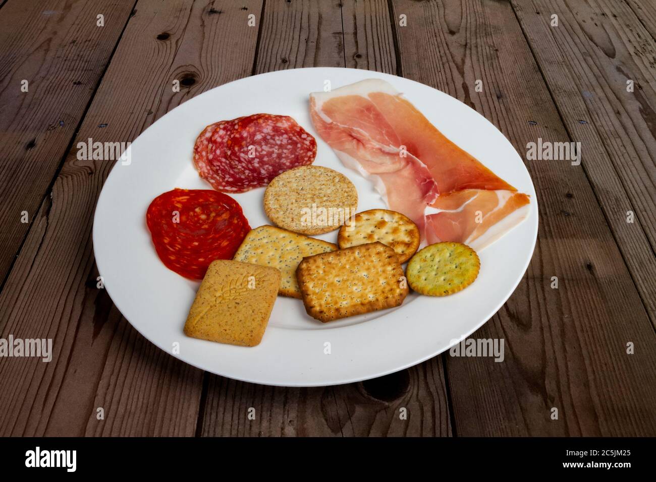 Teller mit Fleisch und gesalzenen Keksen Stockfoto