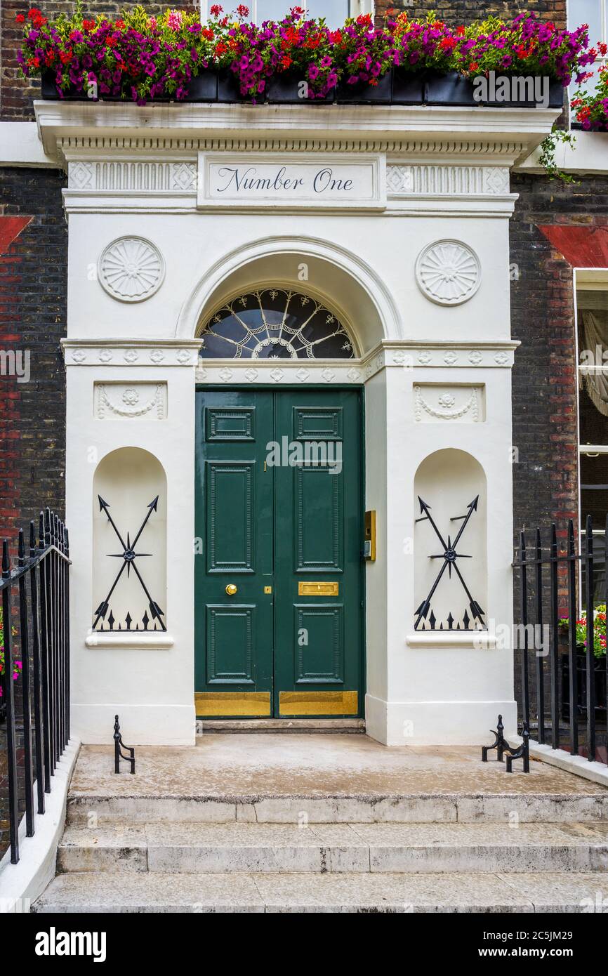 Georgian Architecture London - No 1 Bedford Square Bloomsbury London. Ein Eingang zum Bedford Square. Erbaut um 1781, Architekt Thomas Leverton. Stockfoto