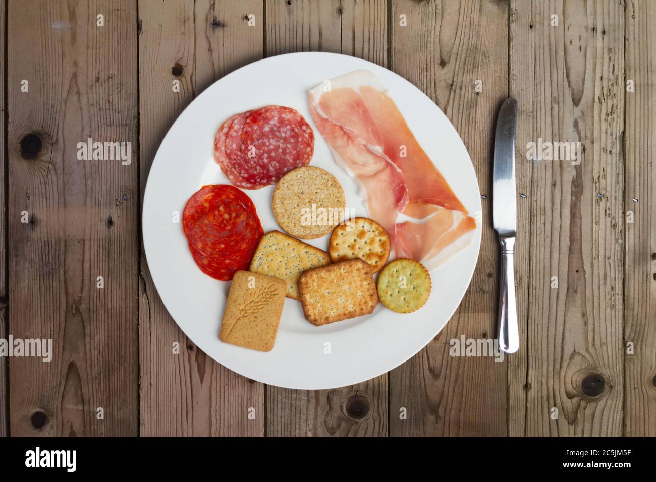 Teller mit Fleisch und gesalzenen Keksen Stockfoto