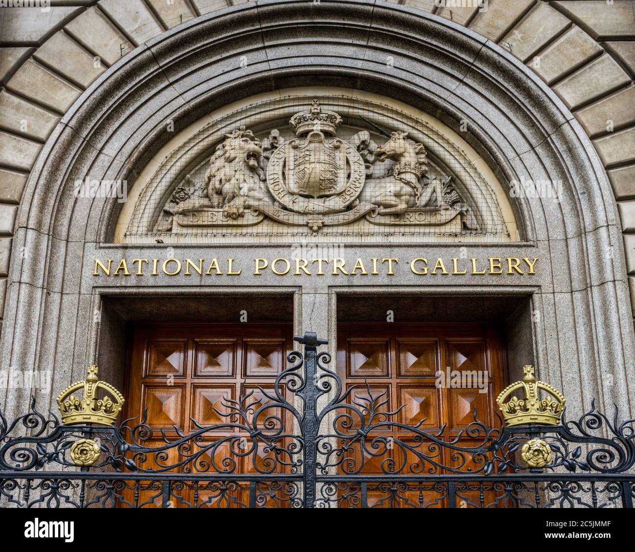 Eingang Der National Portrait Gallery London. Eingangstüren zur National Portrait Gallery, St Martin's Place, London. Architekt Ewan Christian 1896. Stockfoto