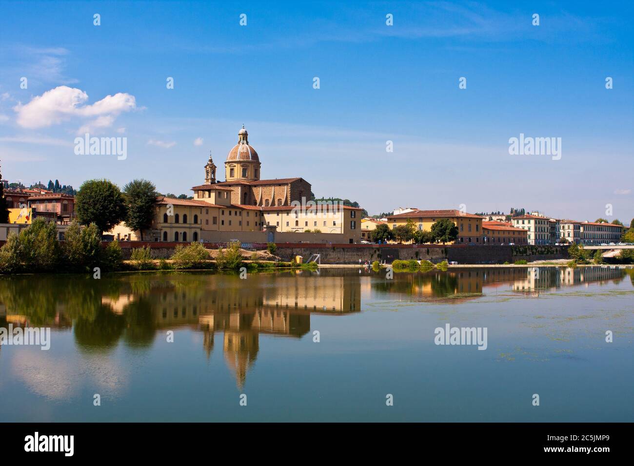 Am Ufer des Arno stehend, blickt man auf die Spiegelung der beeindruckenden Renaissance-Architektur in Florenz Italien. Stockfoto