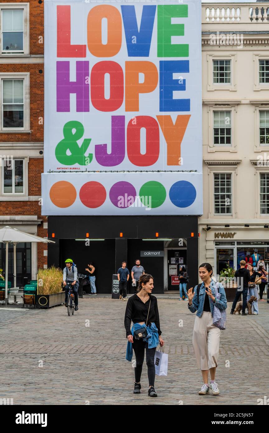 London, Großbritannien. Juli 2020. Covent Garden und der britische Künstler Anthony Burrill produzieren eine gigantische, vierstöckige Außenkunstinstallation mit den Worten von Covent Garden und der britische Künstler Anthony Burrill produzieren eine gigantische, vierstöckige Außenkunstinstallation mit den Worten der Liebe, der Hoffnung und der Freude auf einem Gebäude mit Blick auf die Piazza. Londoners zurück in die Stadt begrüßen. Kredit: Guy Bell/Alamy Live Nachrichten Stockfoto