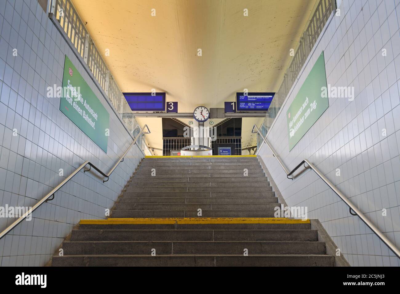Wolfsburg, Deutschland. Juni 2020. Unterführung, Treppen, Zugang zu den Bahnsteigen am Hauptbahnhof Wolfsburg, Nutzung weltweit Credit: dpa/Alamy Live News Stockfoto